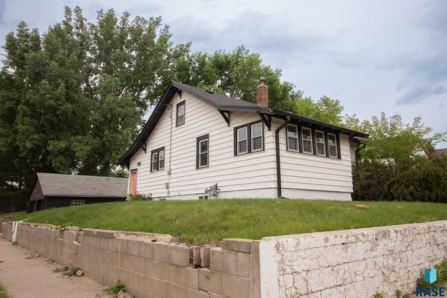 Building Photo - 1700 E 7th St