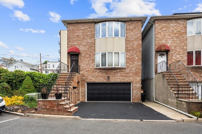 Building Photo - 1916 Grand Ave