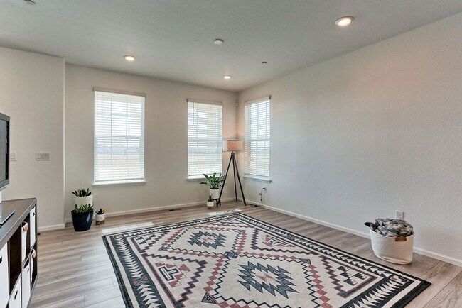 Building Photo - 3 Bedroom 3 Bath in Mosaic!