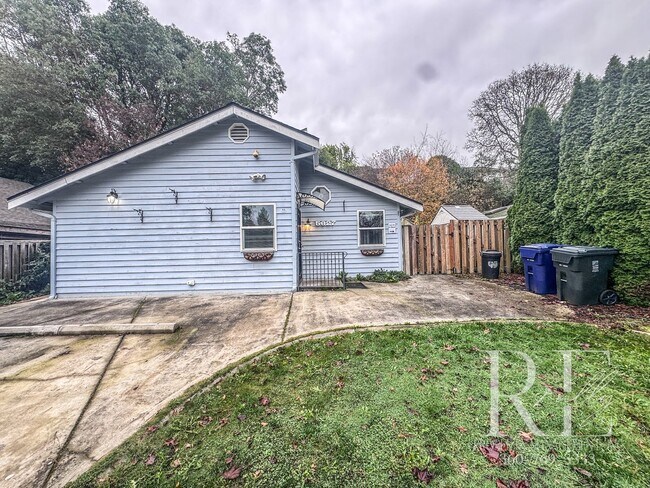 Building Photo - Charming 3-Bed Tacoma Home with Skylights & Unique Touches