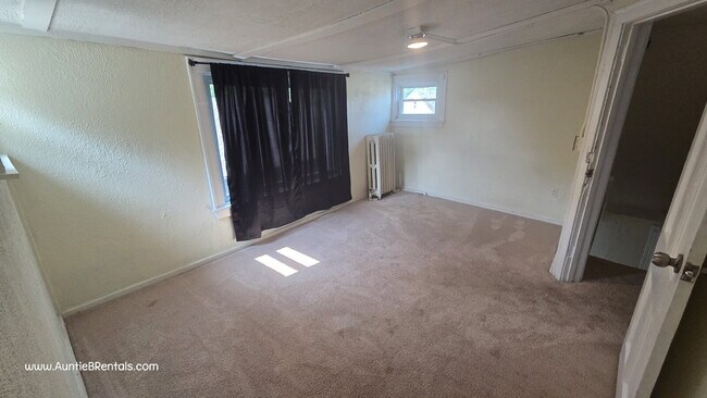 Building Photo - 4 bed with office, upper level Duplex pets...