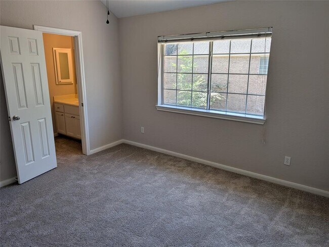 Building Photo - 3323 Scenic Elm St