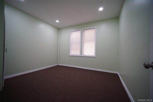 Building Photo - 723 E 227th St