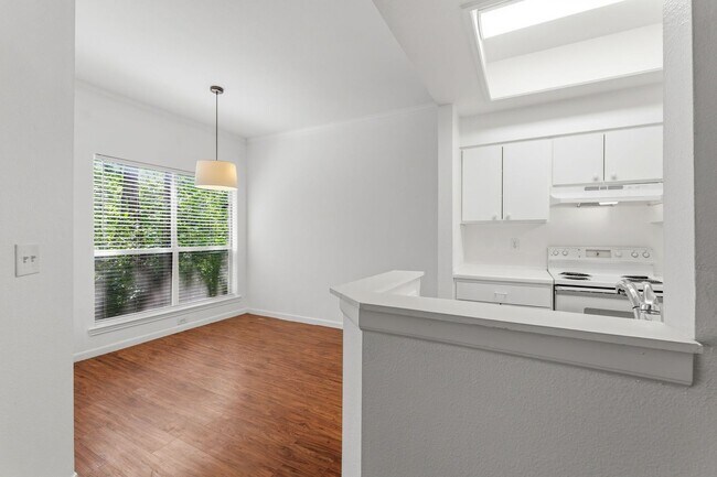 Building Photo - Amazing 1 bedroom, 1 bathroom Condo in Montevista!