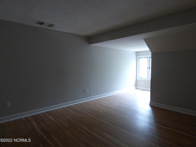 Building Photo - 245 Knoll Rd