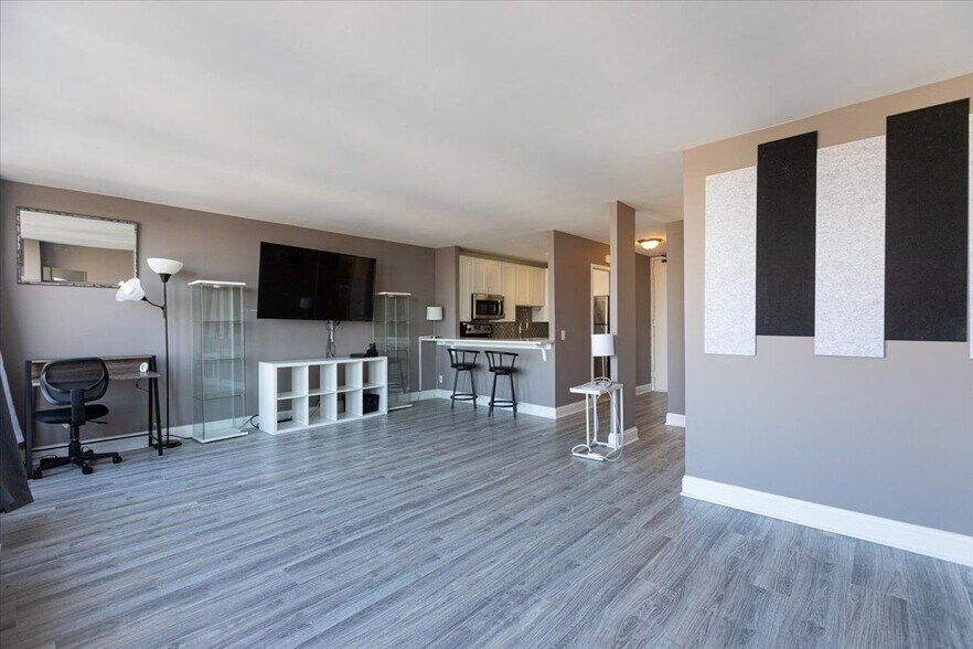 Building Photo - 5445 N Sheridan Rd