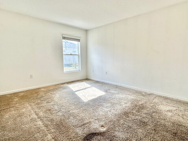 Building Photo - Premier 4bedrooms/2baths residence - Florida living at its finest!