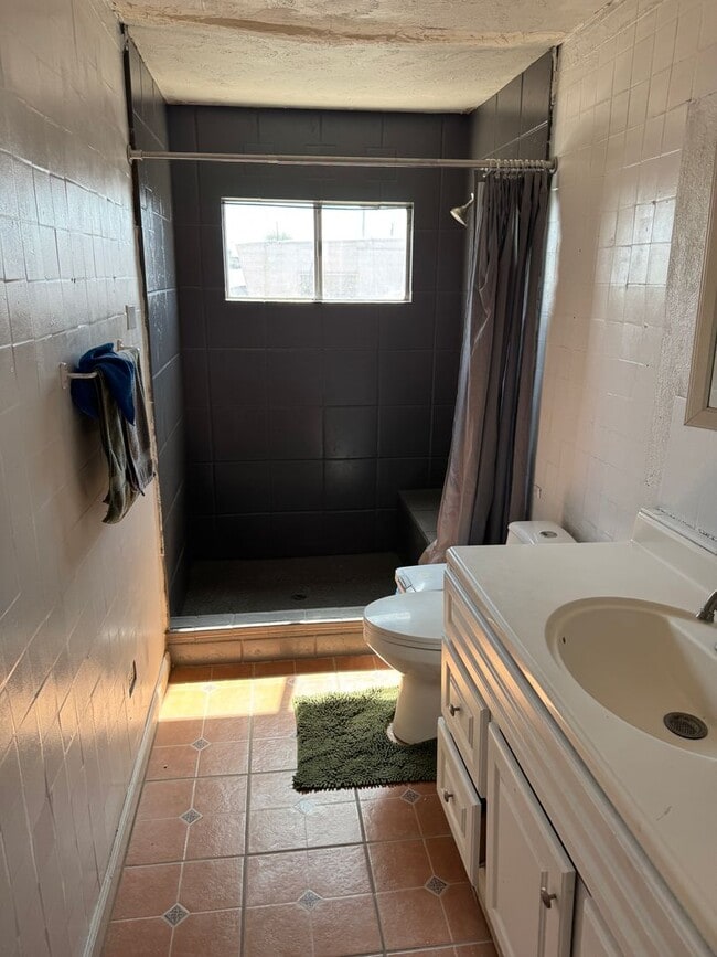 Building Photo - Centrally Located 1 Bedroom Studio Style R...