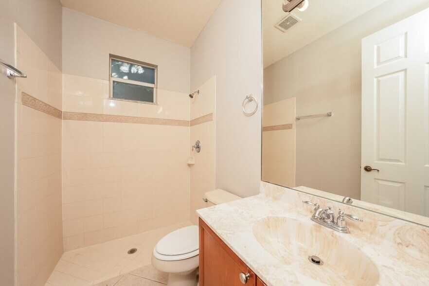 Building Photo - 1755 Palisades Dr