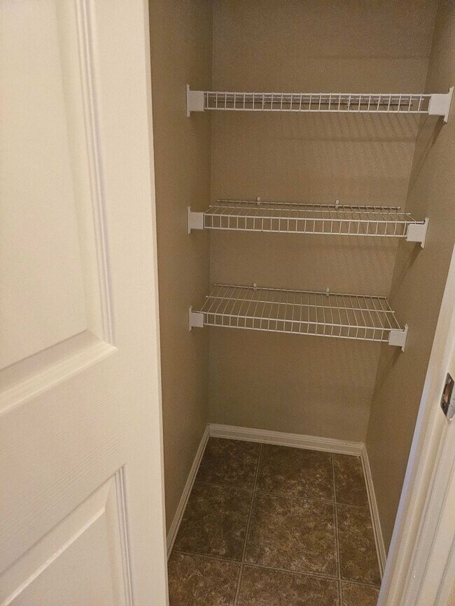 Building Photo - ALL PROSPECTIVE TENANTS MUST SUBMIT A $58 ...