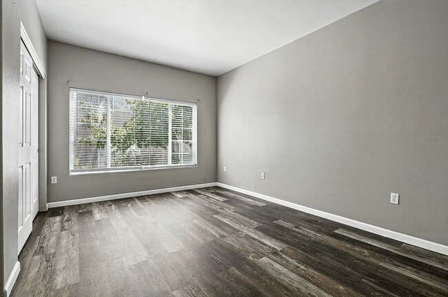 Building Photo - Immaculate Updated 2-Bedroom, 2-Bath Groun...