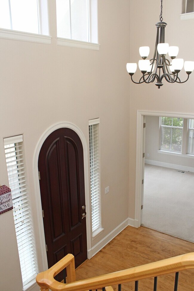 Building Photo - Spacious 4 BDR Legend & Renaissance Constr...