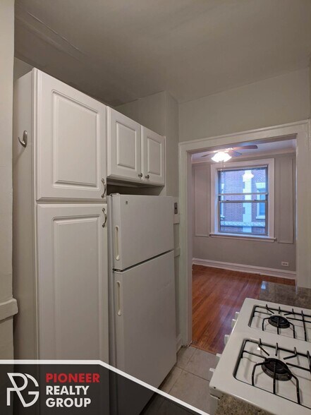 Building Photo - 546 W Surf St