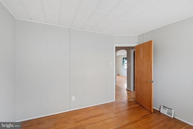 Building Photo - 1206 Sylvan Dr