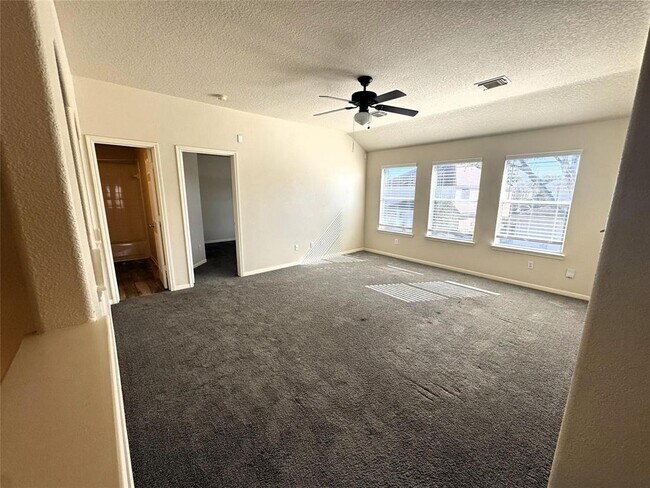Building Photo - 19043 Country Square Dr