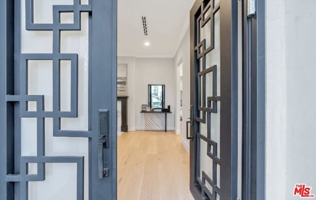 Building Photo - 19148 W Oxnard St