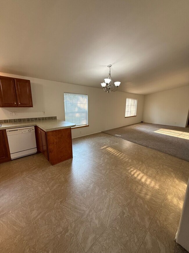 Building Photo - SPIRIT LAKE HOME (P#440)