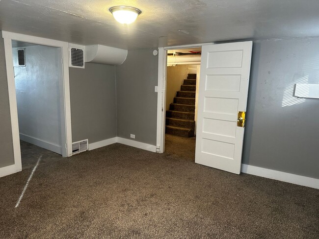 Building Photo - HALF OFF FEBRUARY: Adorable 4 Bedroom UTLITIES INCLUDED!