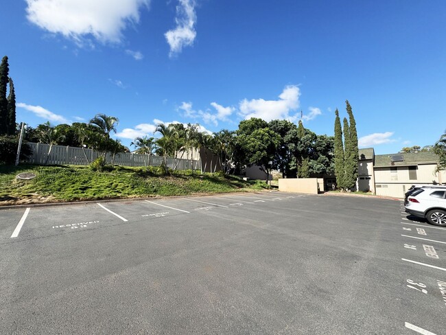 Building Photo - Recently Refreshed Makakilo Condo