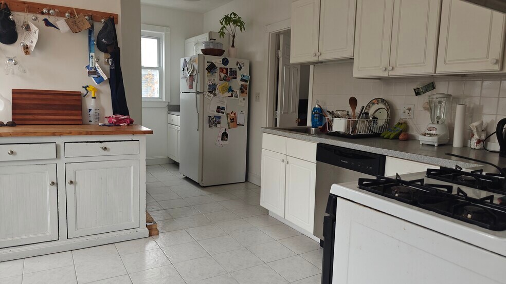 Building Photo - 2 Rogers Ave