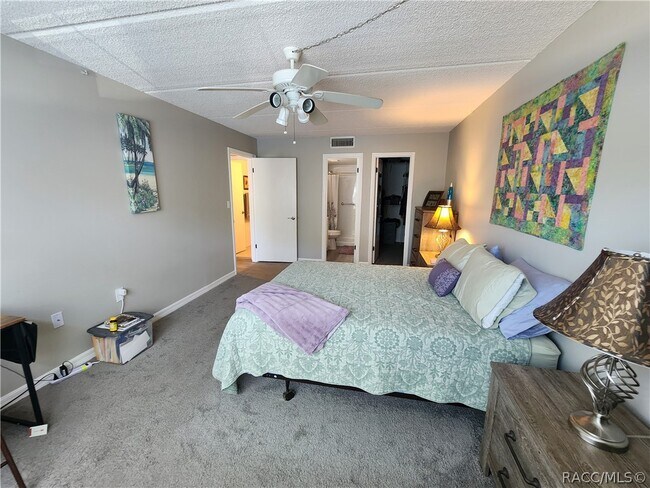 Building Photo - 2400 Forest Dr