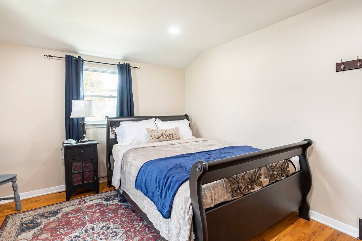 Building Photo - 2346 Pine St