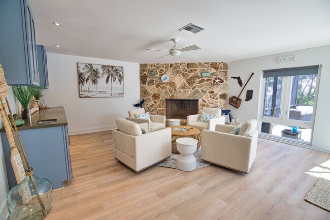 Building Photo - Seasonal Venice Island Pool Home half block from Golden Beach deeded access to the Gulf!