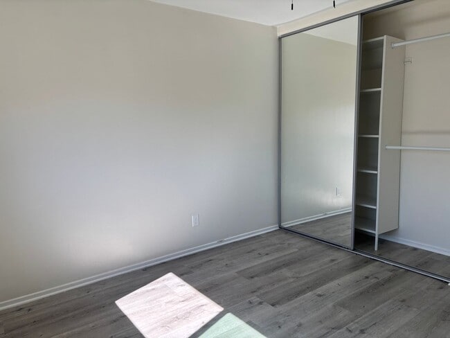 Building Photo - 10547 Hayvenhurst Ave