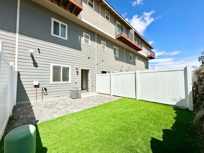 Building Photo - Stunning 3 bedroom townhome.