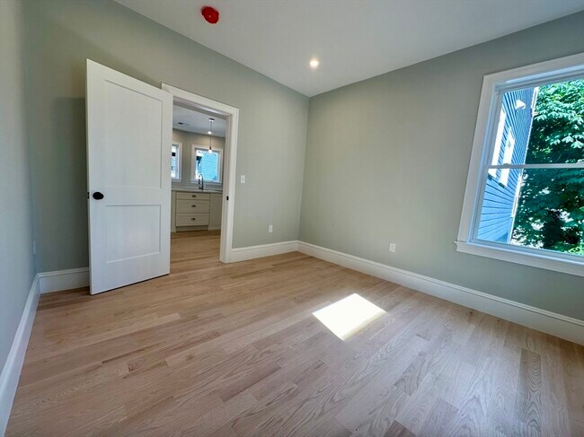 Building Photo - 8 Spalding St