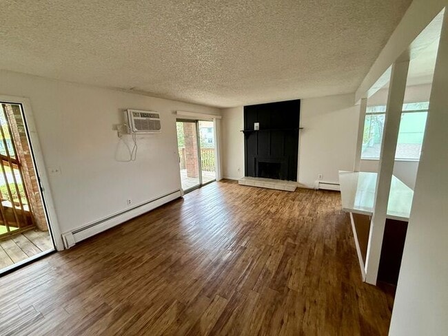 Building Photo - 5 Month lease special, $100/mo off! Priced at $1348 after discount. 2 Bed, 1 Bath Apartment. RENT...
