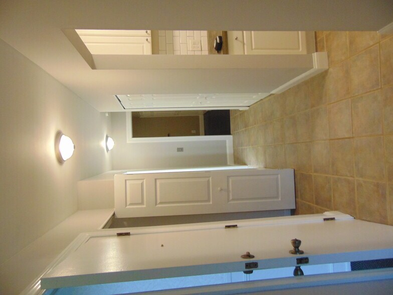 Building Photo - 683 E Fox Hills Dr