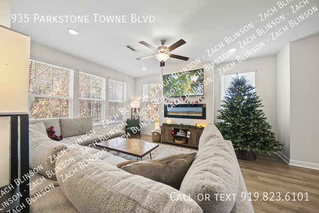 Building Photo - 935 Parkstone Towne Blvd