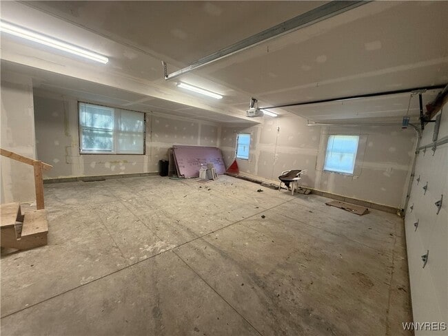 Building Photo - 21 Maple St