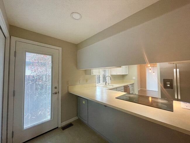 Building Photo - Beautiful 3 Bed 2 Bath House in Happy Valley!! A/C, Additional Living Area, Great for Entertaining!!