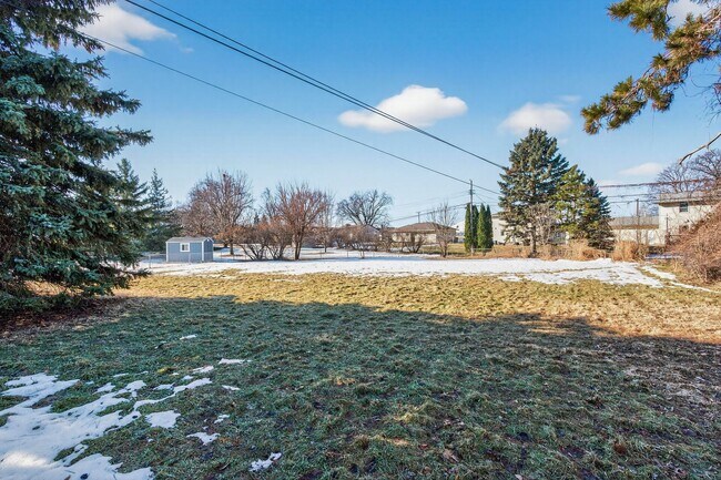 Building Photo - Great Location