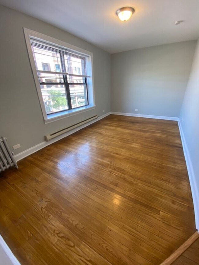 Building Photo - Uptown studio! Separate kitchen - Red Line!
