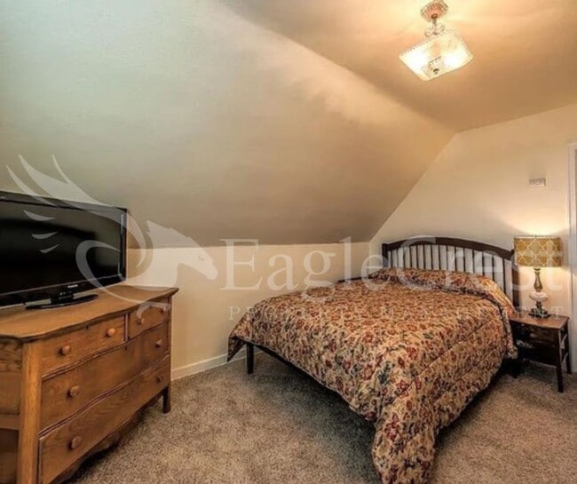 Building Photo - Charming Two Bedroom House with Bonus Room & Large Fenced Yard