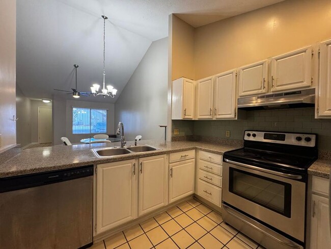 Building Photo - 3/2 in Townhomes West