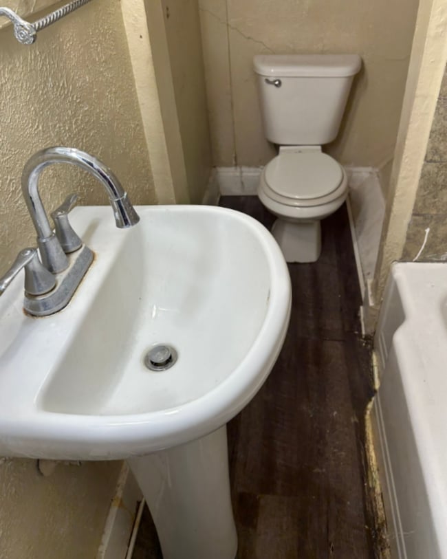 Building Photo - 2 Bedroom 1 bath Duplex