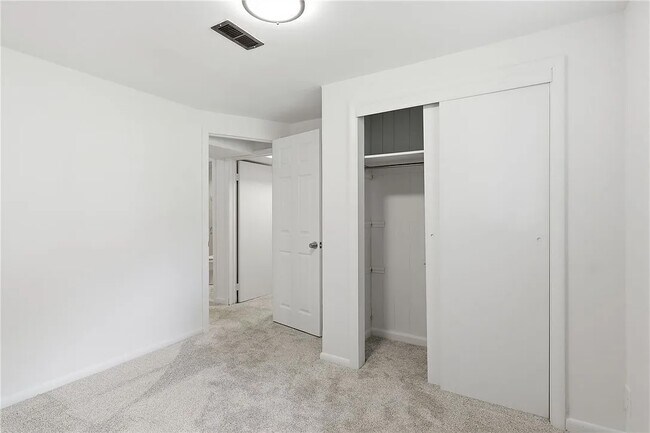 Building Photo - 40 Oak Hill Terrace