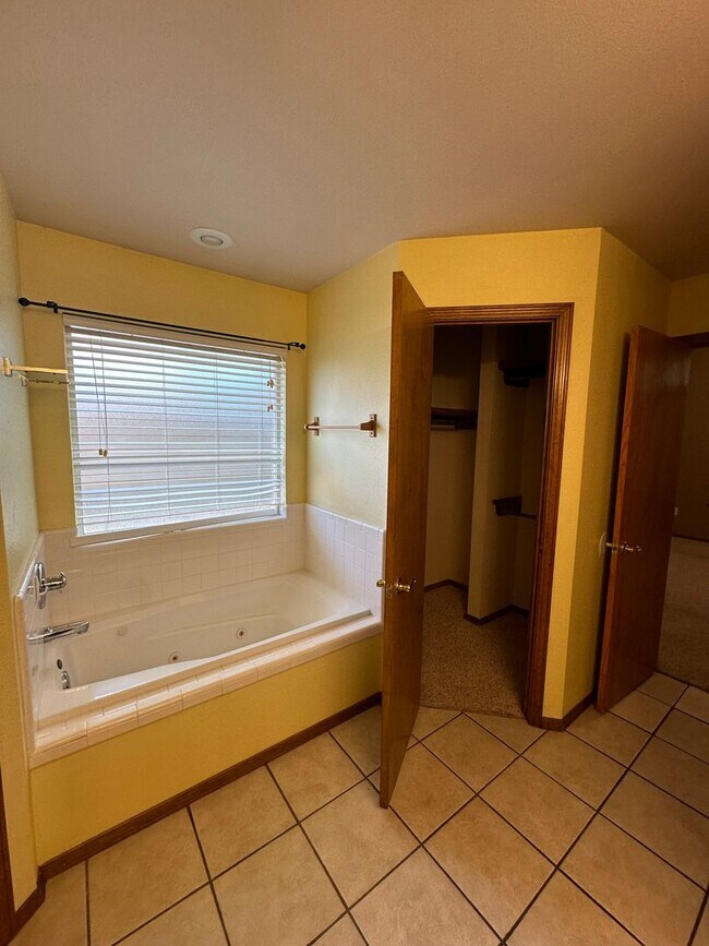 Building Photo - Cozy 4 Bed 2 Bath! Mesa School District !