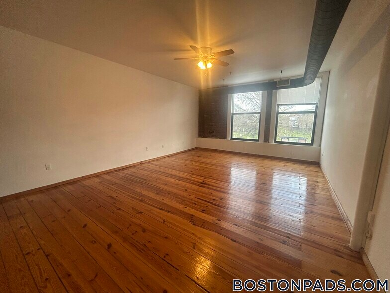 Building Photo - 600 Columbia Rd