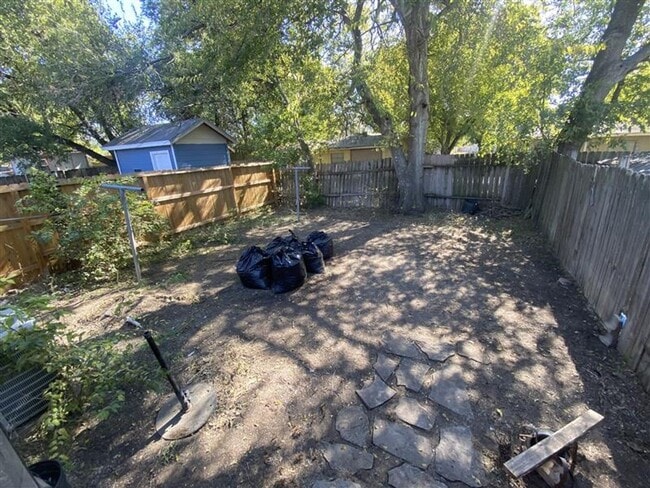 Building Photo - 2/1 Townhouse with covered parking