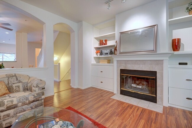 Building Photo - 18501 SE Newport Way