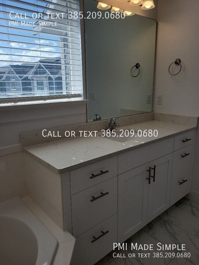Building Photo - 10884 N Slate Ln