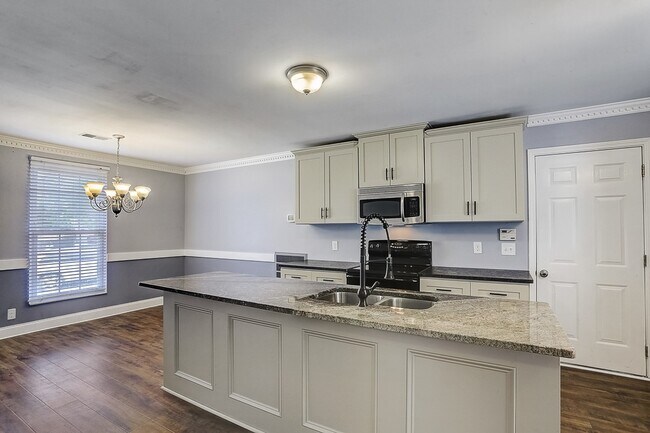 Building Photo - 200 Retreat Ct W