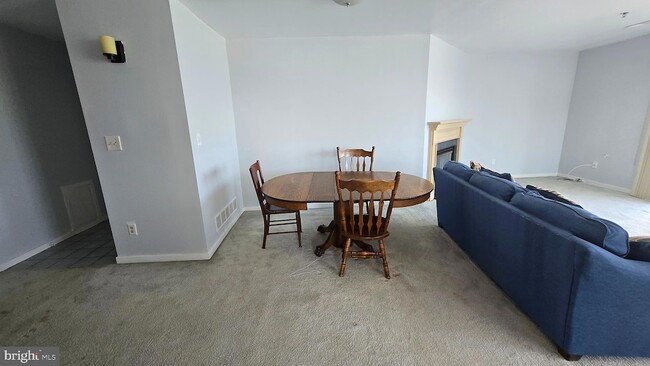 Building Photo - 5215 Le Parc Dr