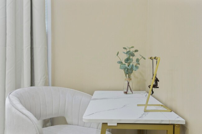 Building Photo - 1356 Larchmont Dr