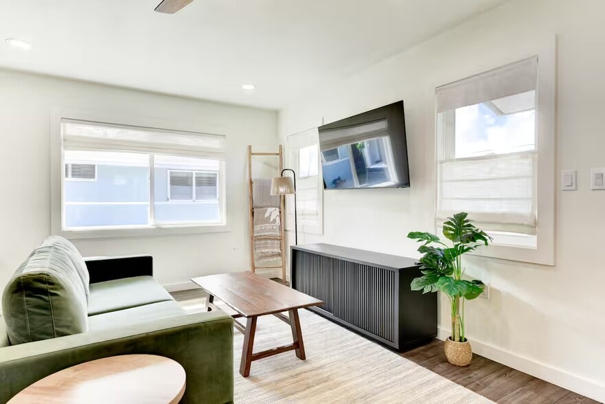 Building Photo - 1235 Manulani St